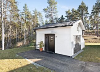 Et av Sveriges minste hus er lagt ut for salg. Vent til du ser innsiden.!